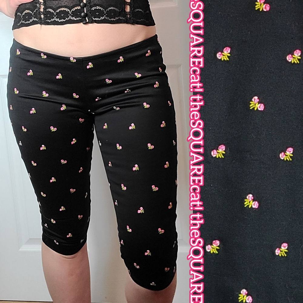 Betsey Johnson New York 🌺SAMPLE🌺 embroidered roses black floral Bermuda shorts